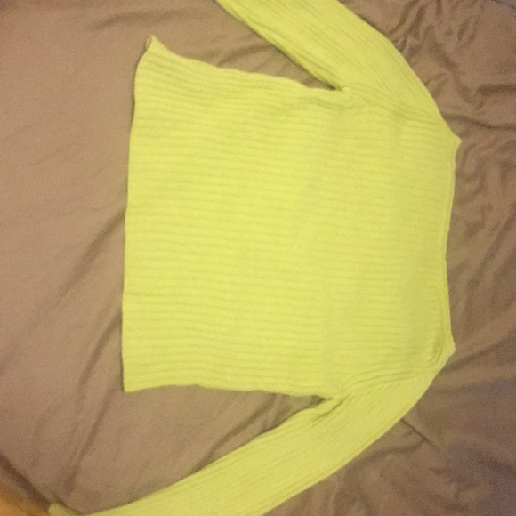 This is a size medium green shirt  GOT IT FOR:25$ - Picture 2 of 3